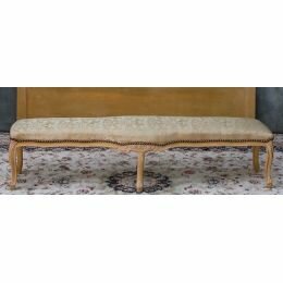 BANC BOUT DE LIT DE STYLE LOUIS XV - Bois dor&eacute; et tissu cr&egrave;me et or
